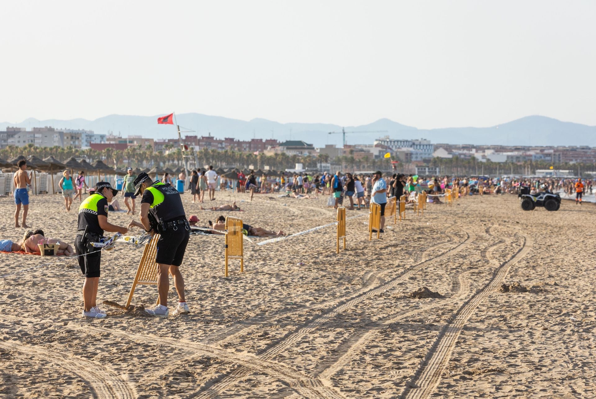 Una mancha en la playa del Cabanyal obliga a desalojar bañistas