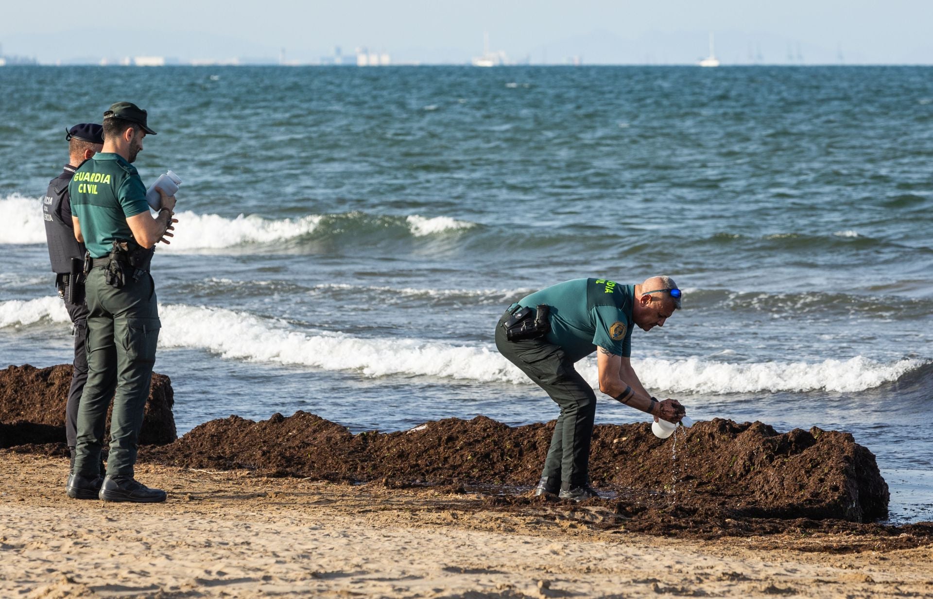 Una mancha en la playa del Cabanyal obliga a desalojar bañistas