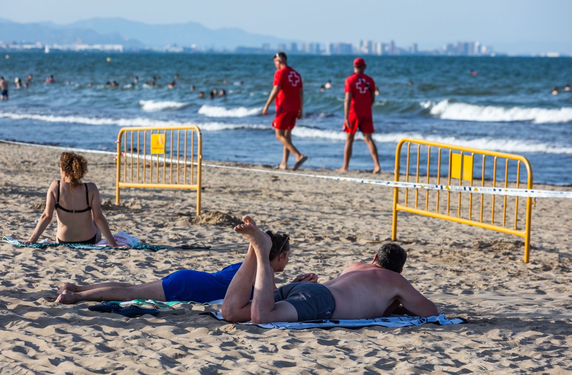 Una mancha en la playa del Cabanyal obliga a desalojar bañistas