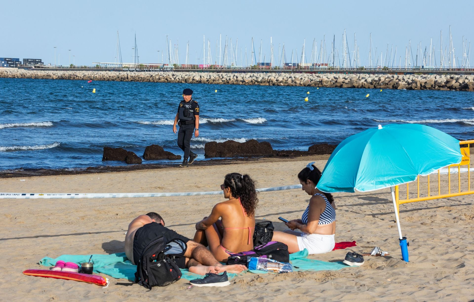 Una mancha en la playa del Cabanyal obliga a desalojar bañistas