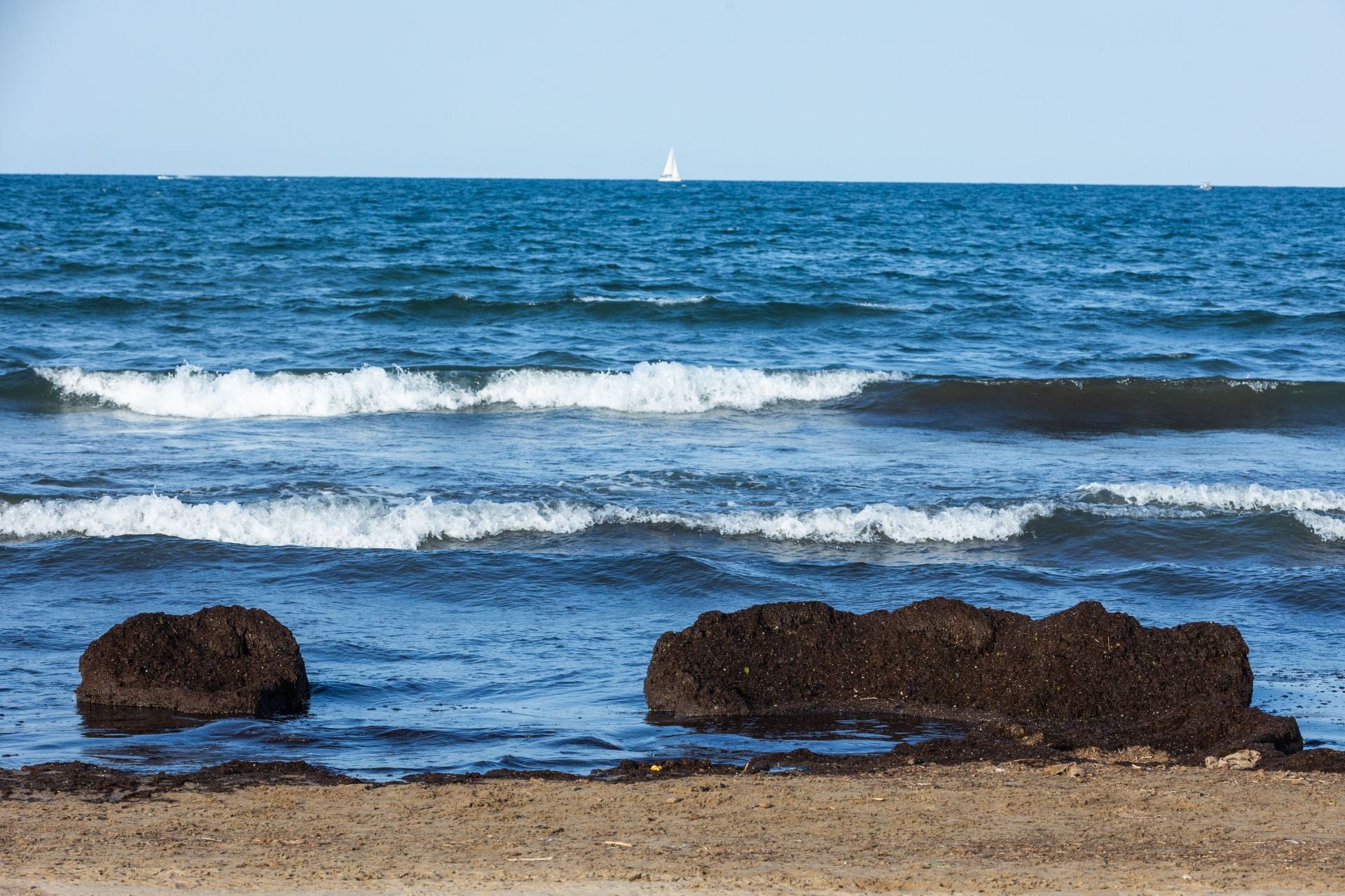 Una mancha en la playa del Cabanyal obliga a desalojar bañistas