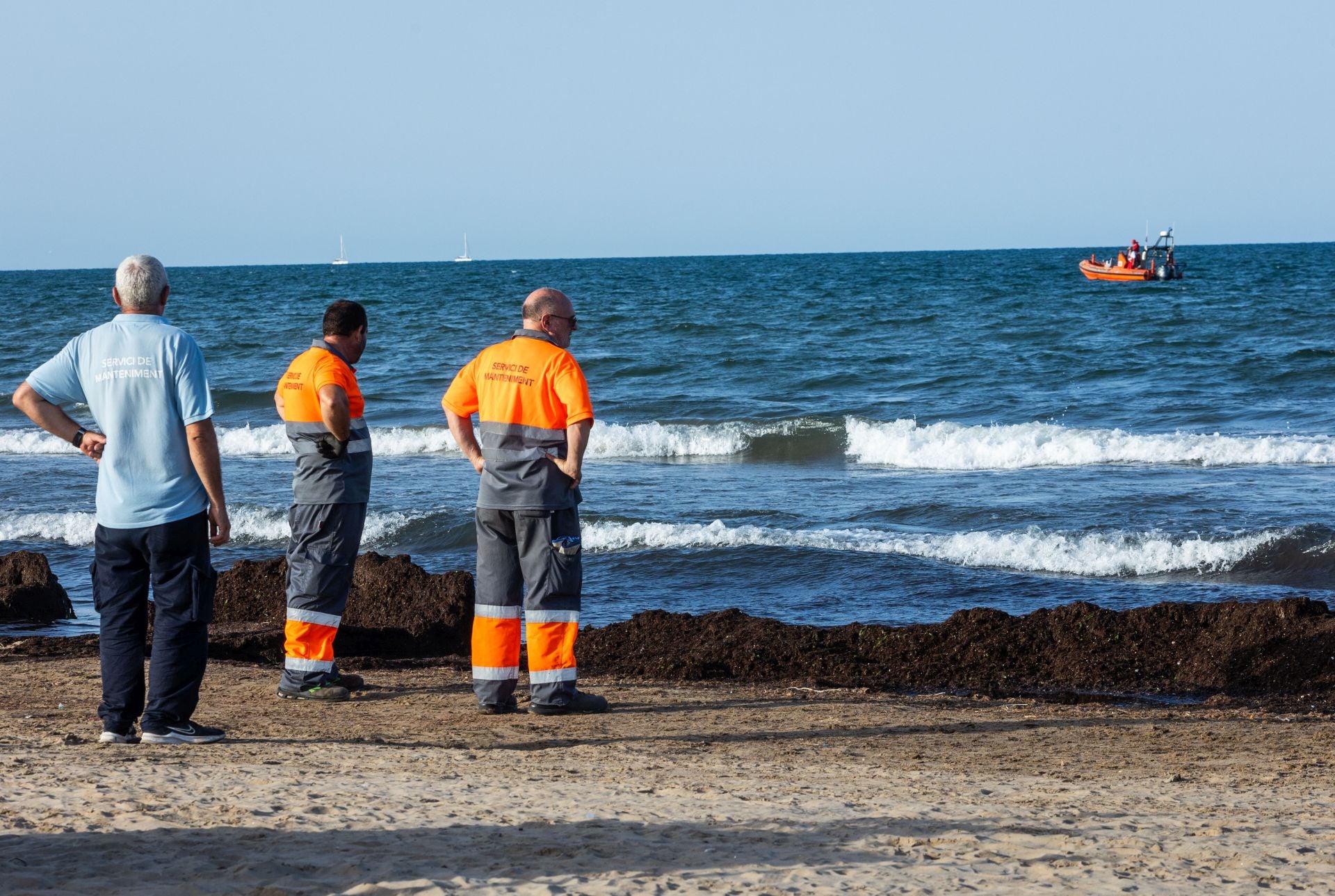 Una mancha en la playa del Cabanyal obliga a desalojar bañistas