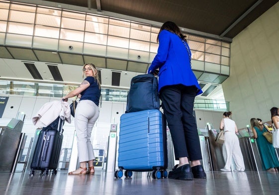 Pasajeros en el aeropuerto de Valencia.