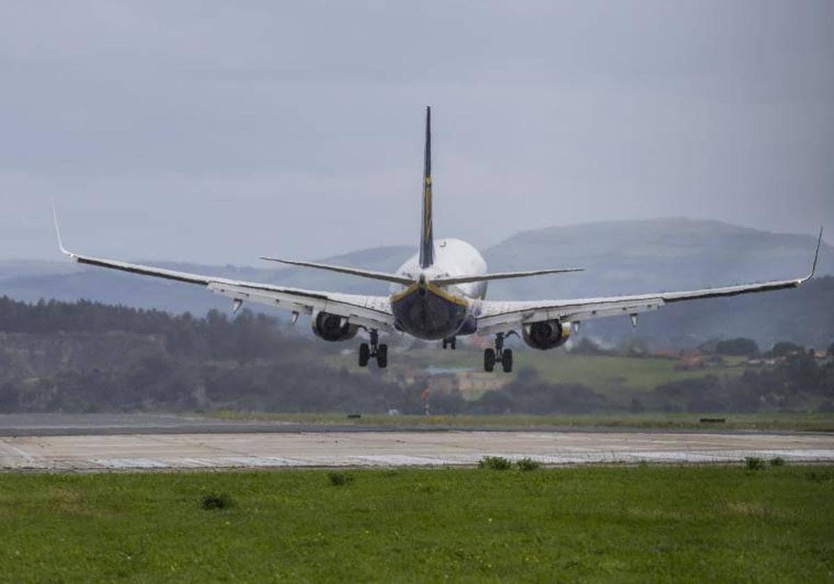 Un avión aterrizando, imagen de archivo.