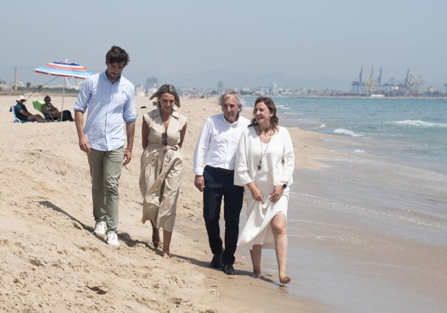 Catalá iza la bandera verde en las playas de El Saler.