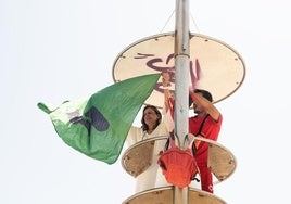 Catalá iza la bandera verde en la zona afectada por la mancha de fuel