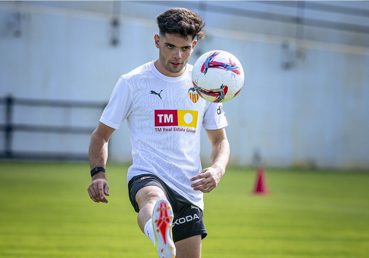 Fran Pérez durante un entrenamiento en Paterna.