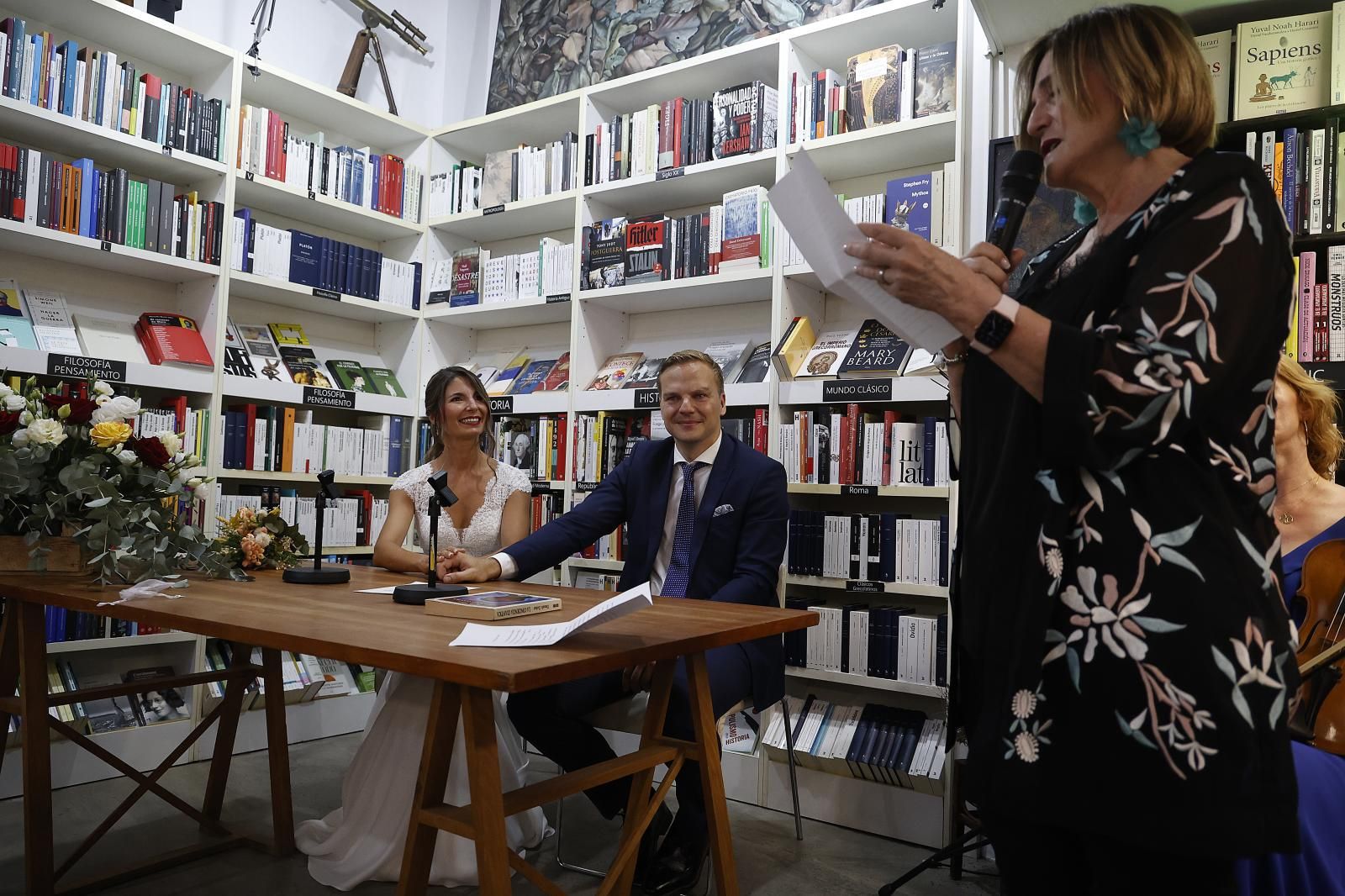 Una pareja celebra su boda en la librería Ramon Llull de Valencia