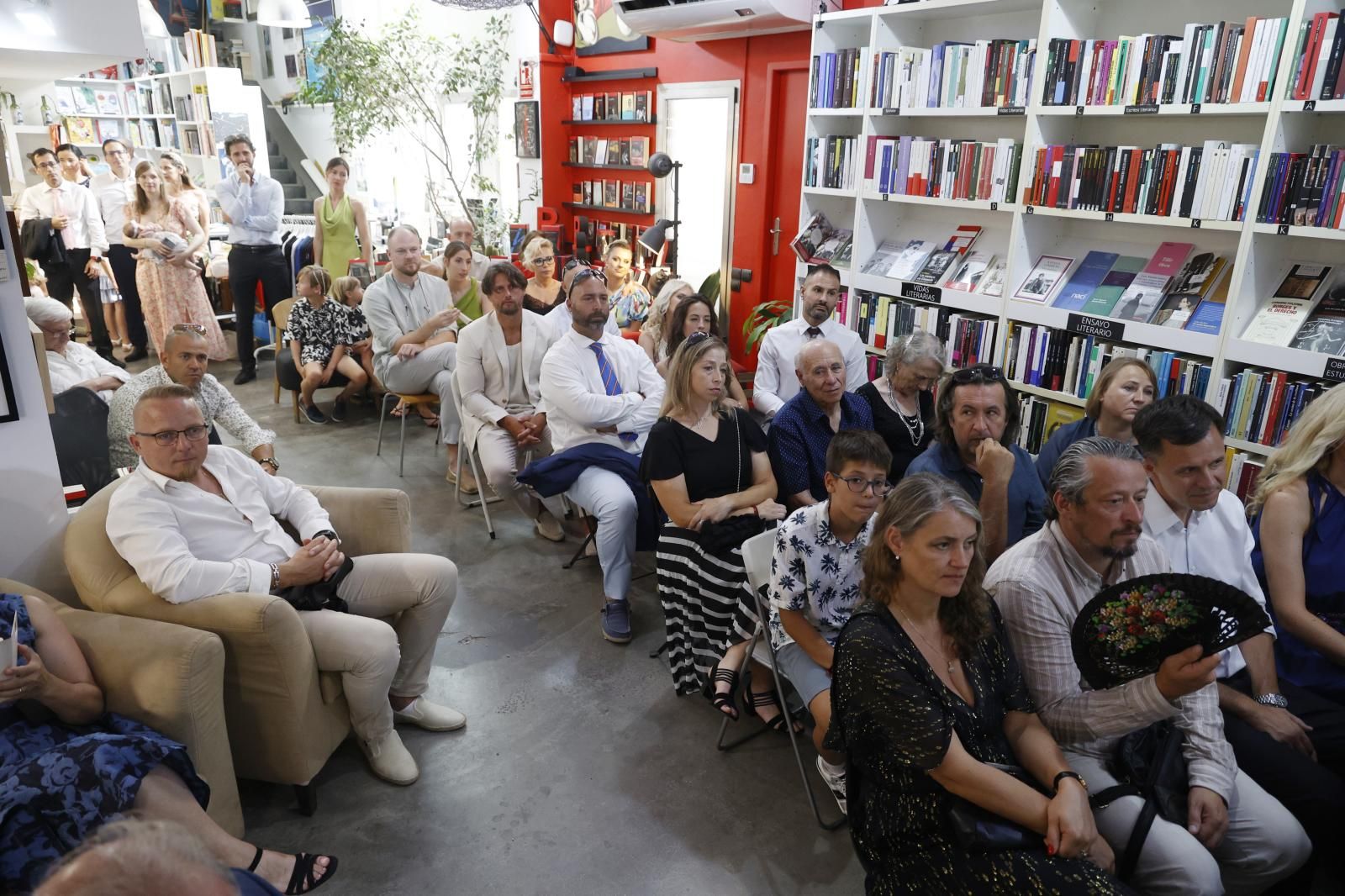 Una pareja celebra su boda en la librería Ramon Llull de Valencia