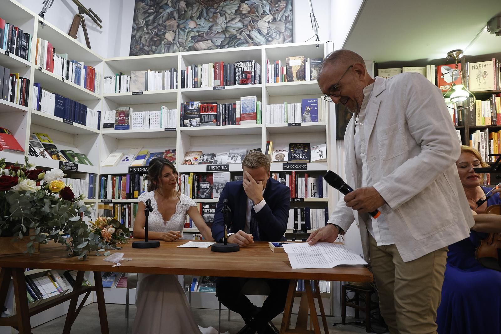 Una pareja celebra su boda en la librería Ramon Llull de Valencia