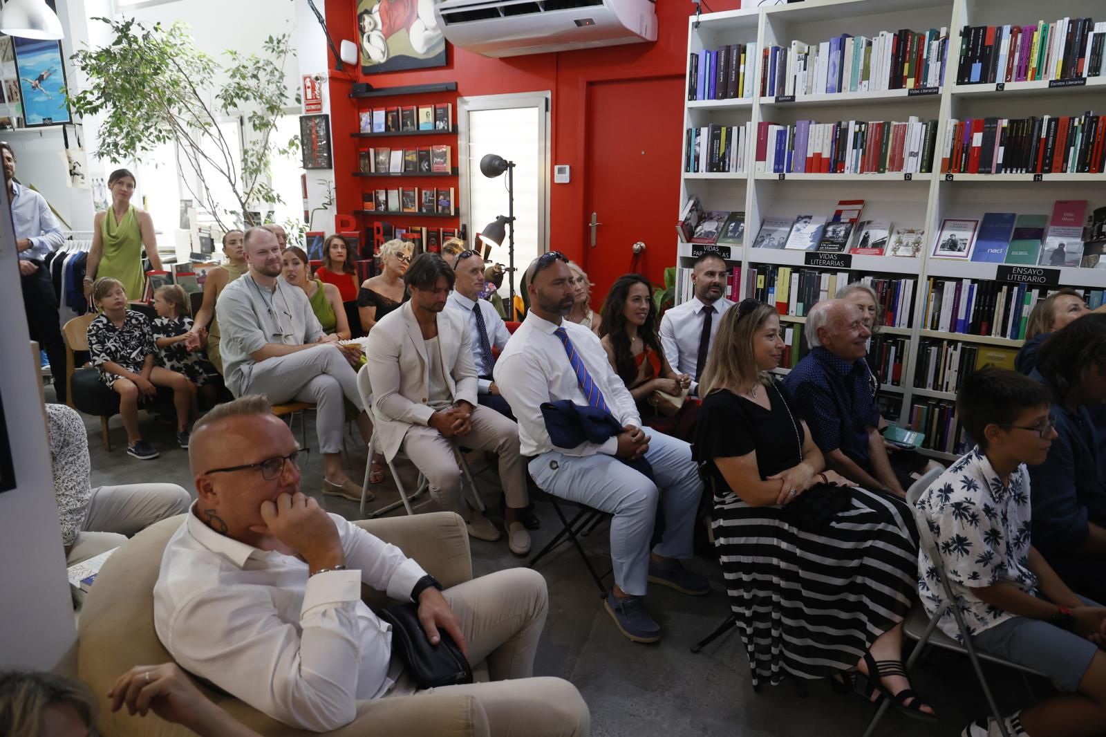 Una pareja celebra su boda en la librería Ramon Llull de Valencia