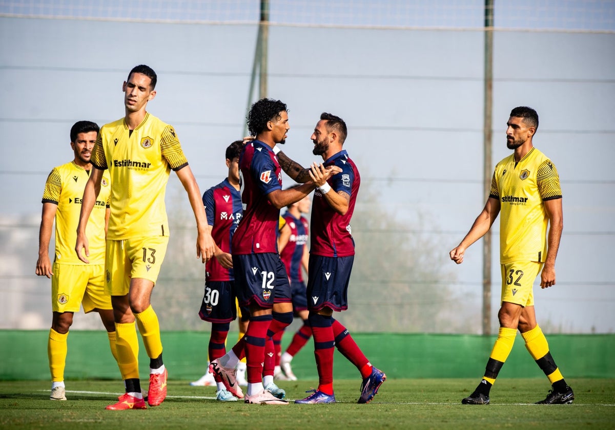 Fabricio y Morales celebran uno de los cuatro goles en la victoria ante el Qatar SC.