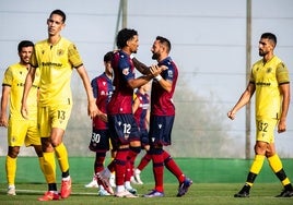 Fabricio y Morales celebran uno de los cuatro goles en la victoria ante el Qatar SC.