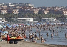 Mucha gente en la playa en Valencia este sábado.