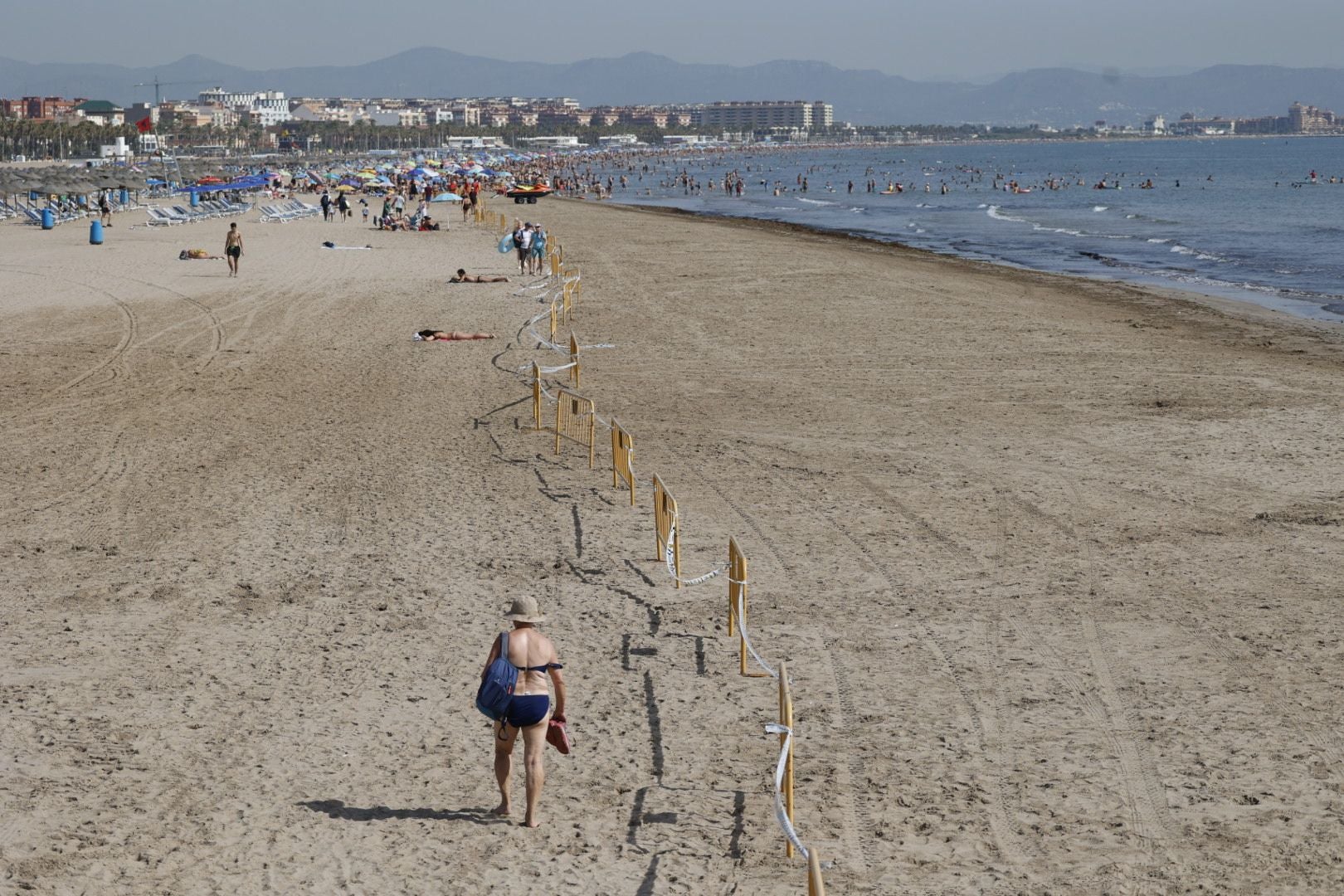 Los bañistas vuelven a la playa del Cabanyal