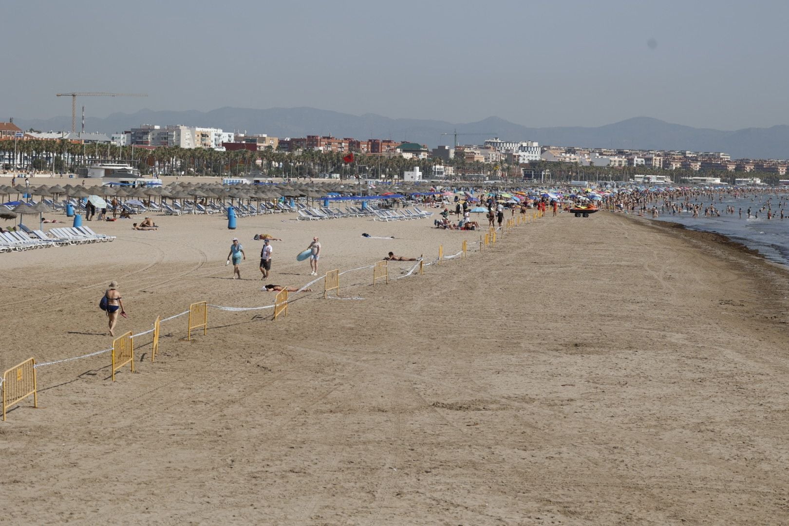 Los bañistas vuelven a la playa del Cabanyal