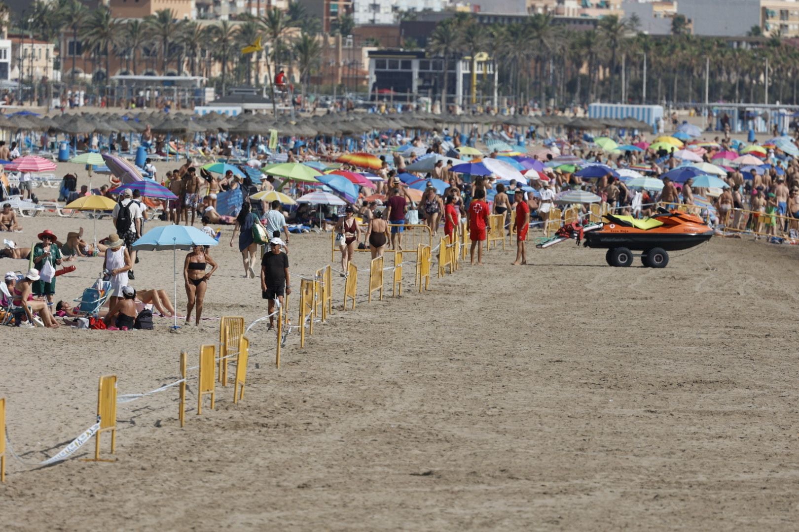 Los bañistas vuelven a la playa del Cabanyal