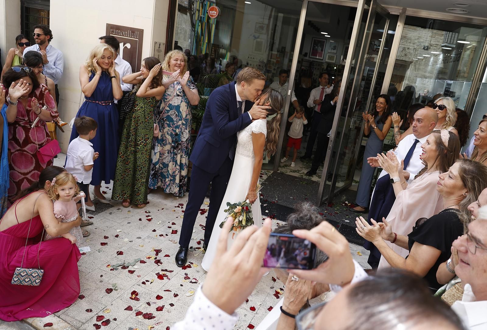 Una pareja celebra su boda en la librería Ramon Llull de Valencia