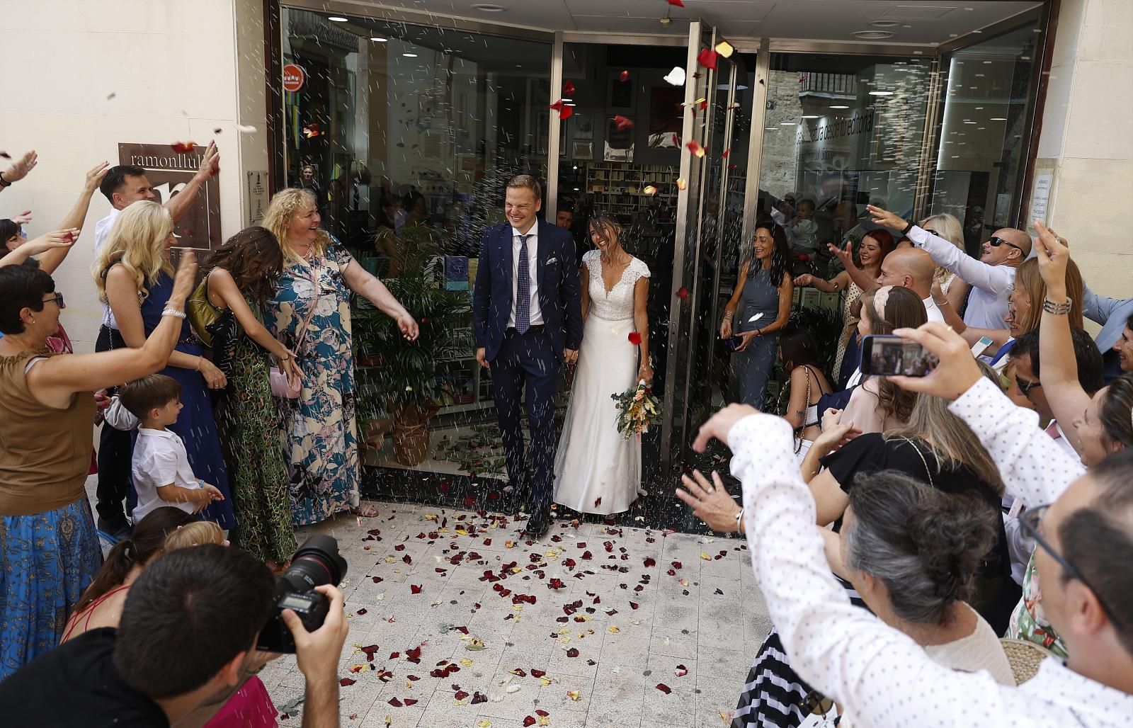 Una pareja celebra su boda en la librería Ramon Llull de Valencia