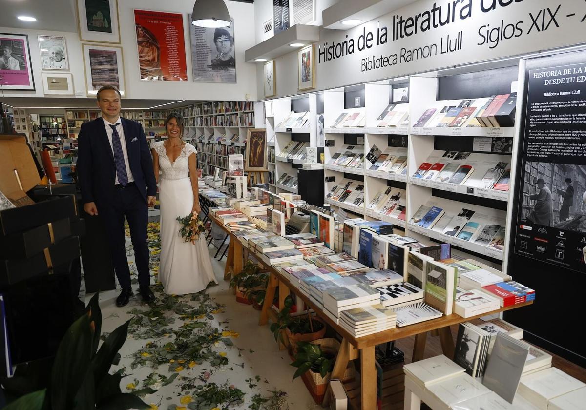 Una pareja celebra su boda en la librería Ramon Llull de Valencia