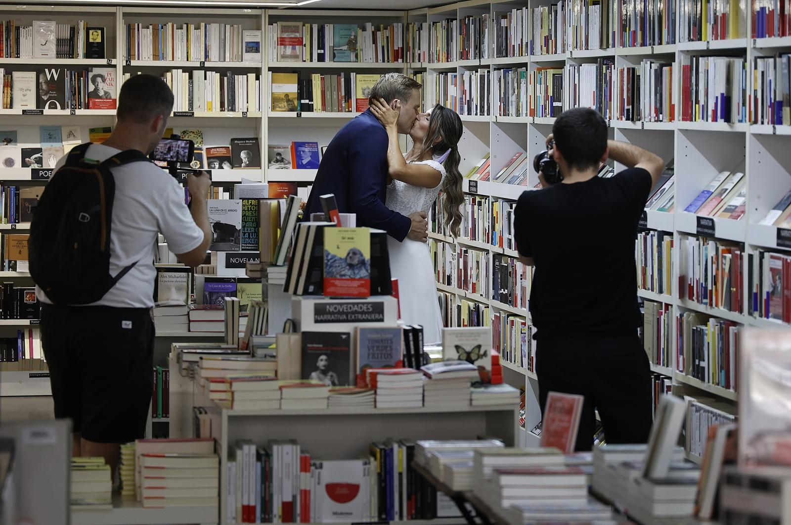 Una pareja celebra su boda en la librería Ramon Llull de Valencia