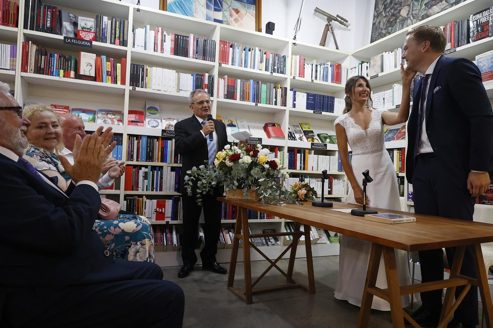 Una pareja celebra su boda en la librería Ramon Llull de Valencia