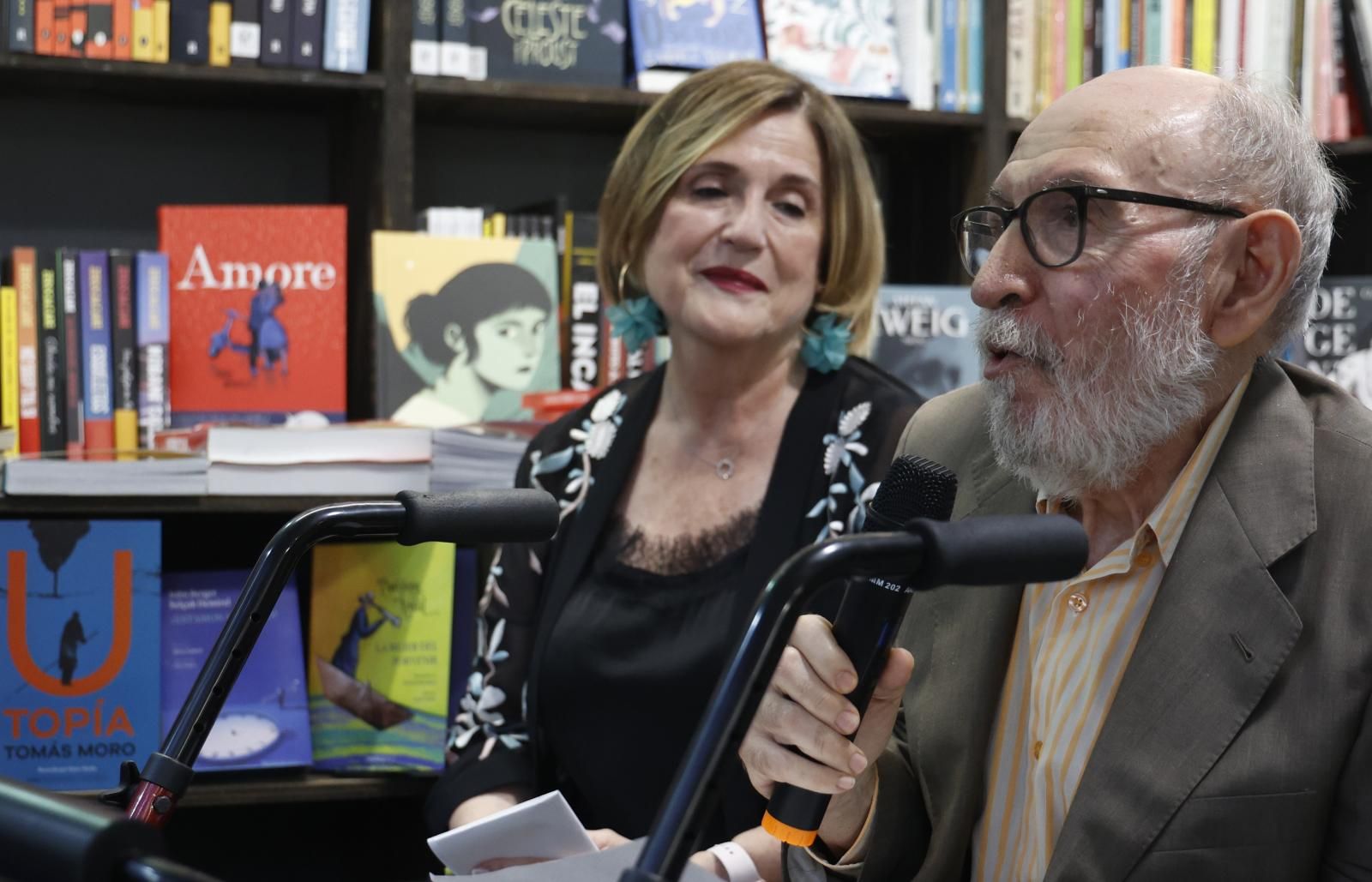 Una pareja celebra su boda en la librería Ramon Llull de Valencia