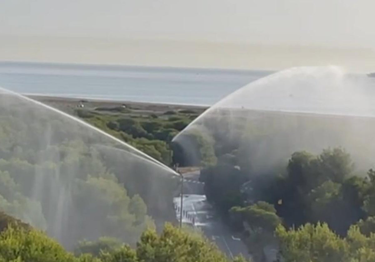 Los cañones, encendidos en el Saler este sábado.