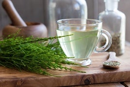 El verano sigue siendo un buen momento para tomar infusiones si las tomas con hielo.