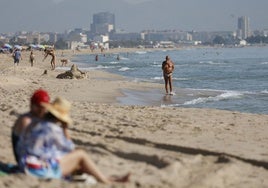 Bañistas en la playa del Saler.