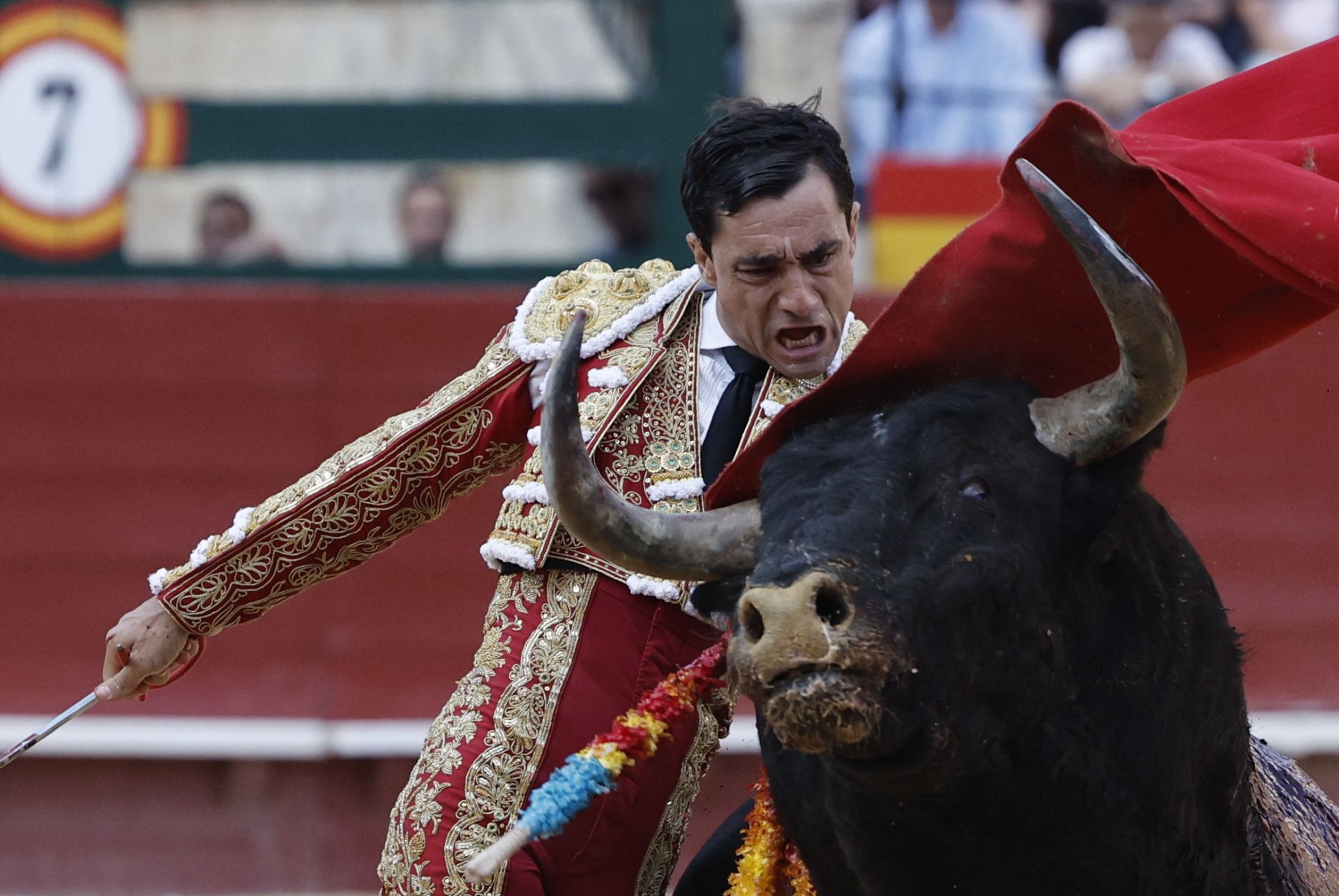 El torero Paco Ureña da un pase a su primer toro durante la corrida de la Feria de Julio 