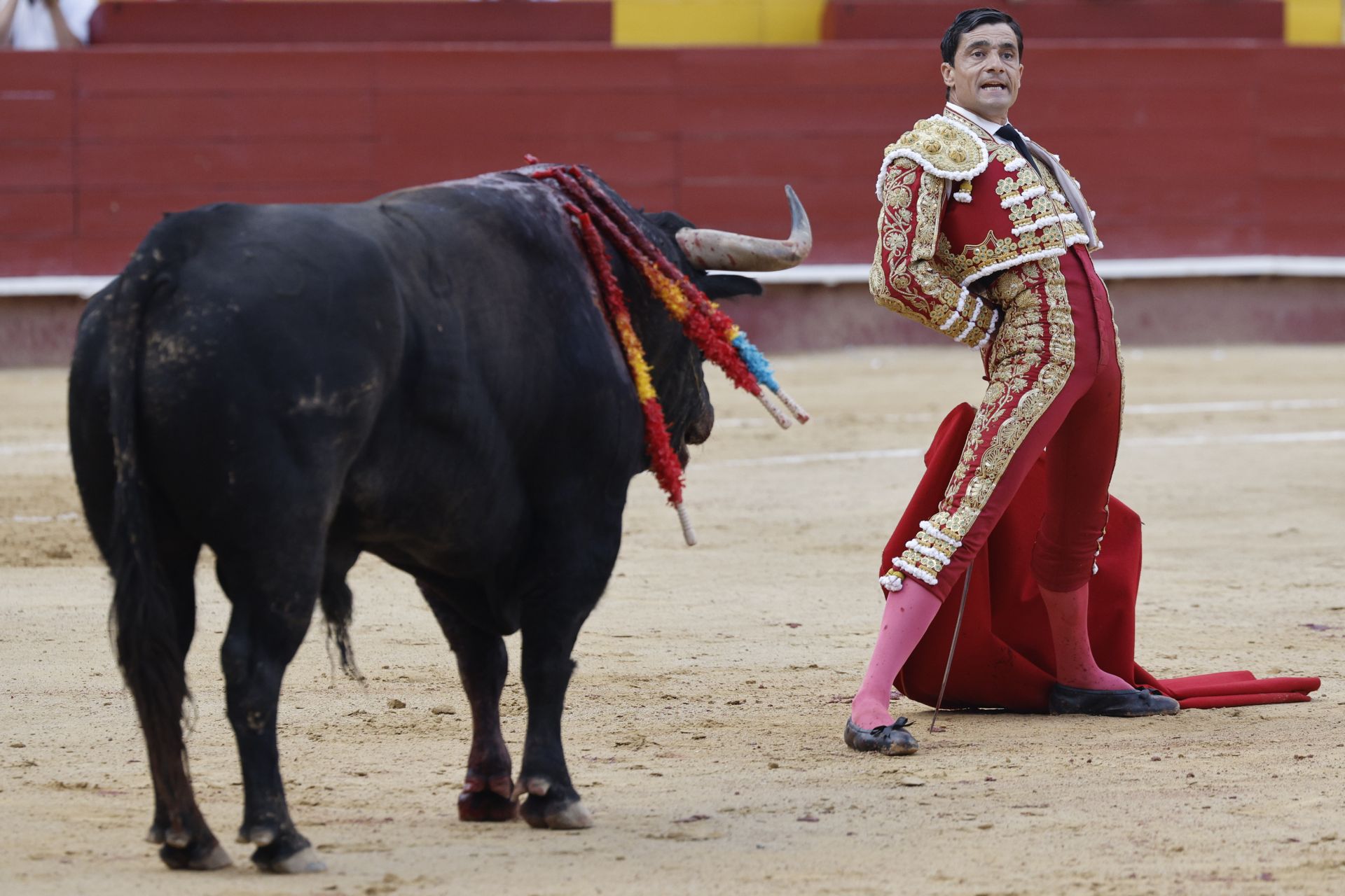 El torero Paco Ureña da un pase a su primer toro durante la corrida de la Feria de Julio 