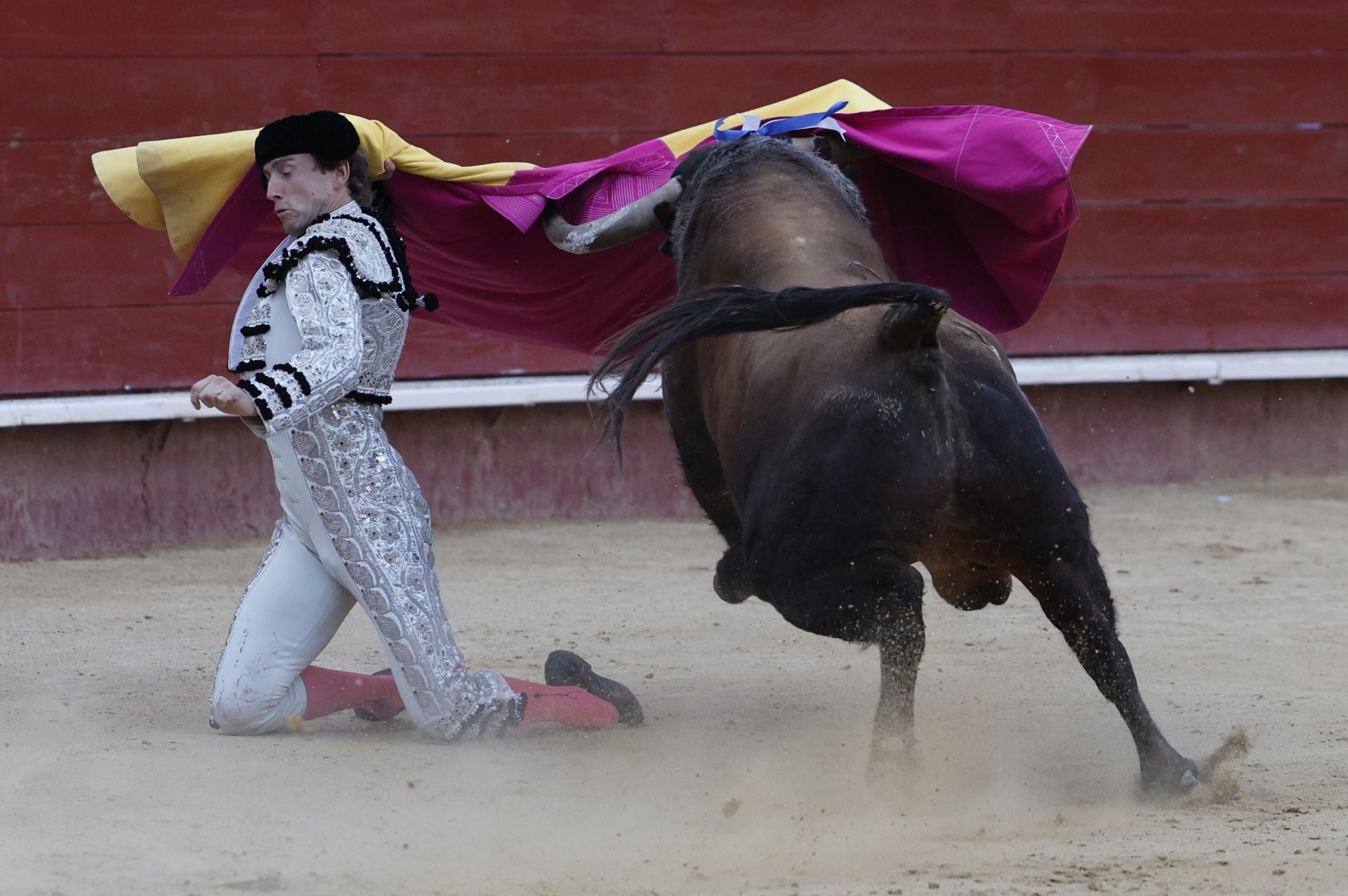 El torero Román Collado da un pase a su primer toro