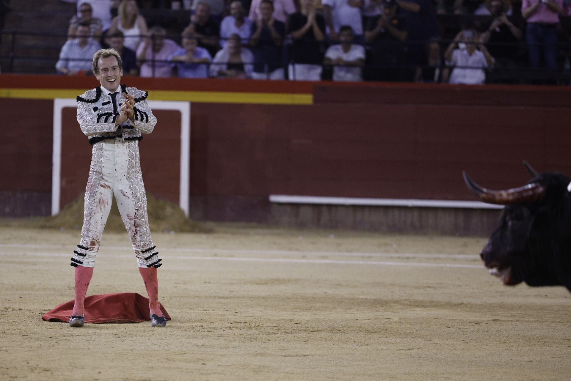 Román aplaude a Escondido