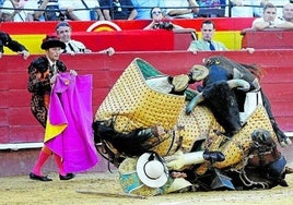 Uno de los toros derriba al caballo y al picador.