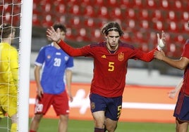 Yarwek celebra uno de los tres goles que anotó ante Georgia.