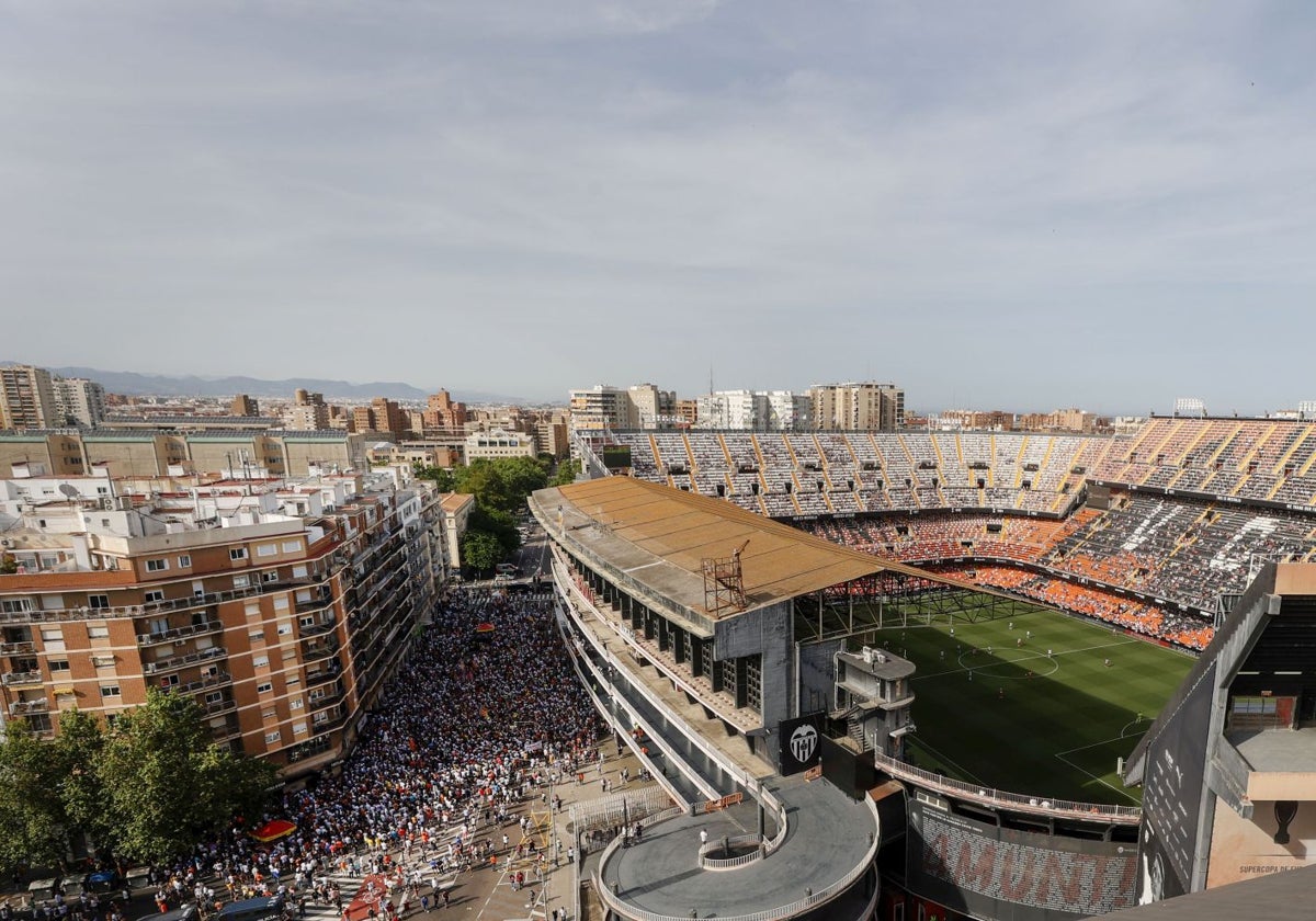 Vista aérea de Mestalla con la afición en la Avenida de Suecia.