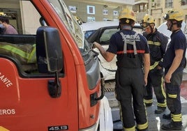 Efectivos del Consorcio Provincial de Bomberos de Alicante, en una imagen de archivo.