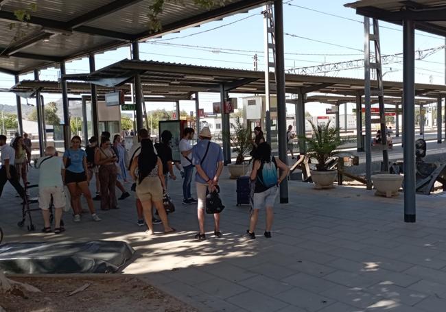 Pasajeros, en la estación de Xàtiva, afectados por el corte de la línea férrea.