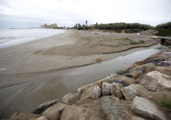 Cauce. Desembocadura de una acequia en el mar, al norte de la urbanización Saplaya, que se aprecia al fondo.