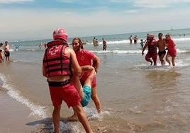 Rescate de bañistas por personal de la Cruz Roja en una posta sanitaria.