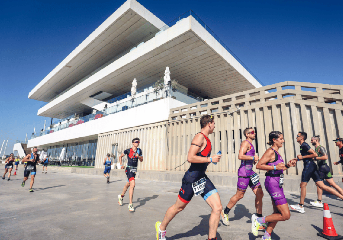 Triatletas durante la pasada edición celebrada en Valencia.