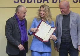 La vicepresidenta segunda del Gobierno y ministra de Trabajo y Economía Social, Yolanda Díaz (c), posa con los secretarios generales de CCOO, Unai Sordo (d), y UGT, Pepe Álvarez