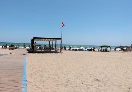 Una de las playas de la Pobla, con la bandera roja izada.