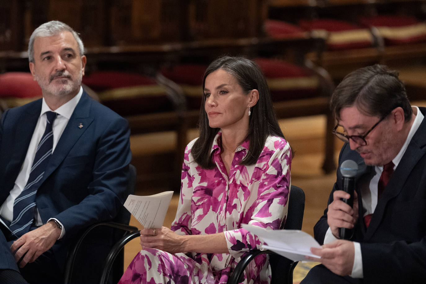 La Reina Letizia se rinde a uno de los colores de moda, el buganvilla