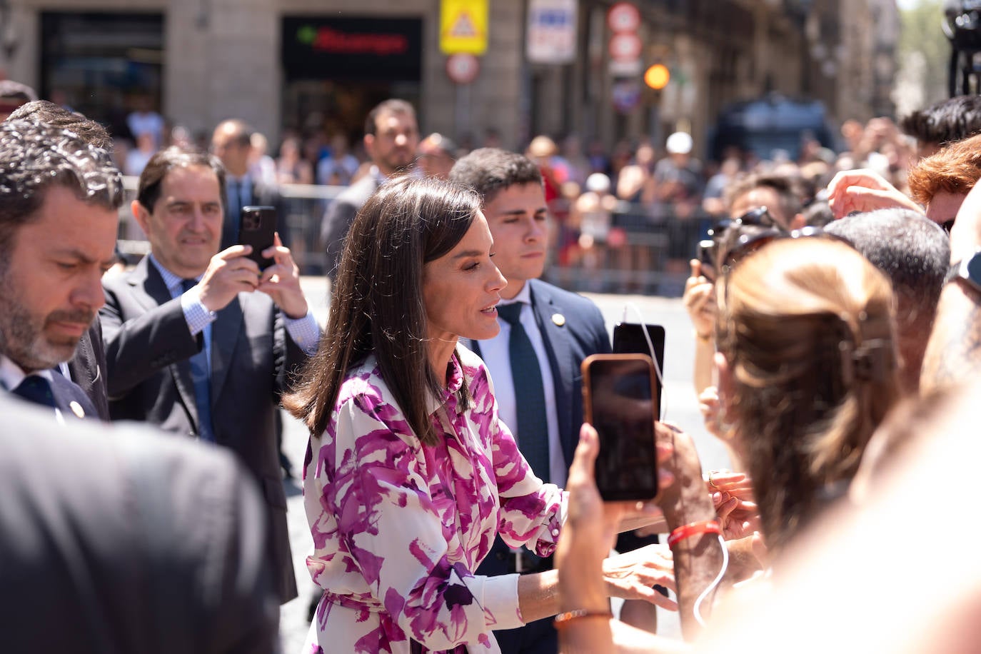 La Reina Letizia se rinde a uno de los colores de moda, el buganvilla