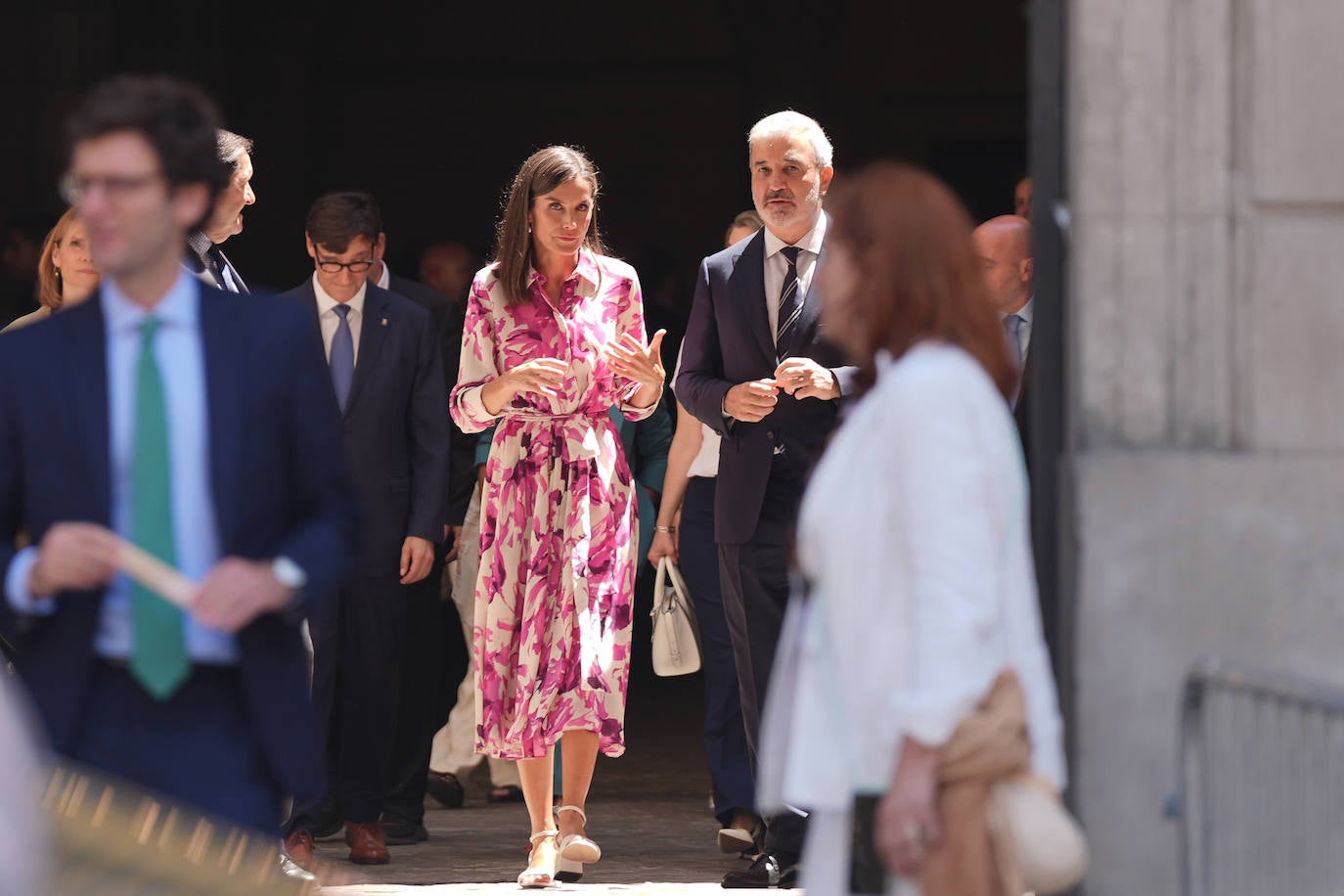 La Reina Letizia se rinde a uno de los colores de moda, el buganvilla