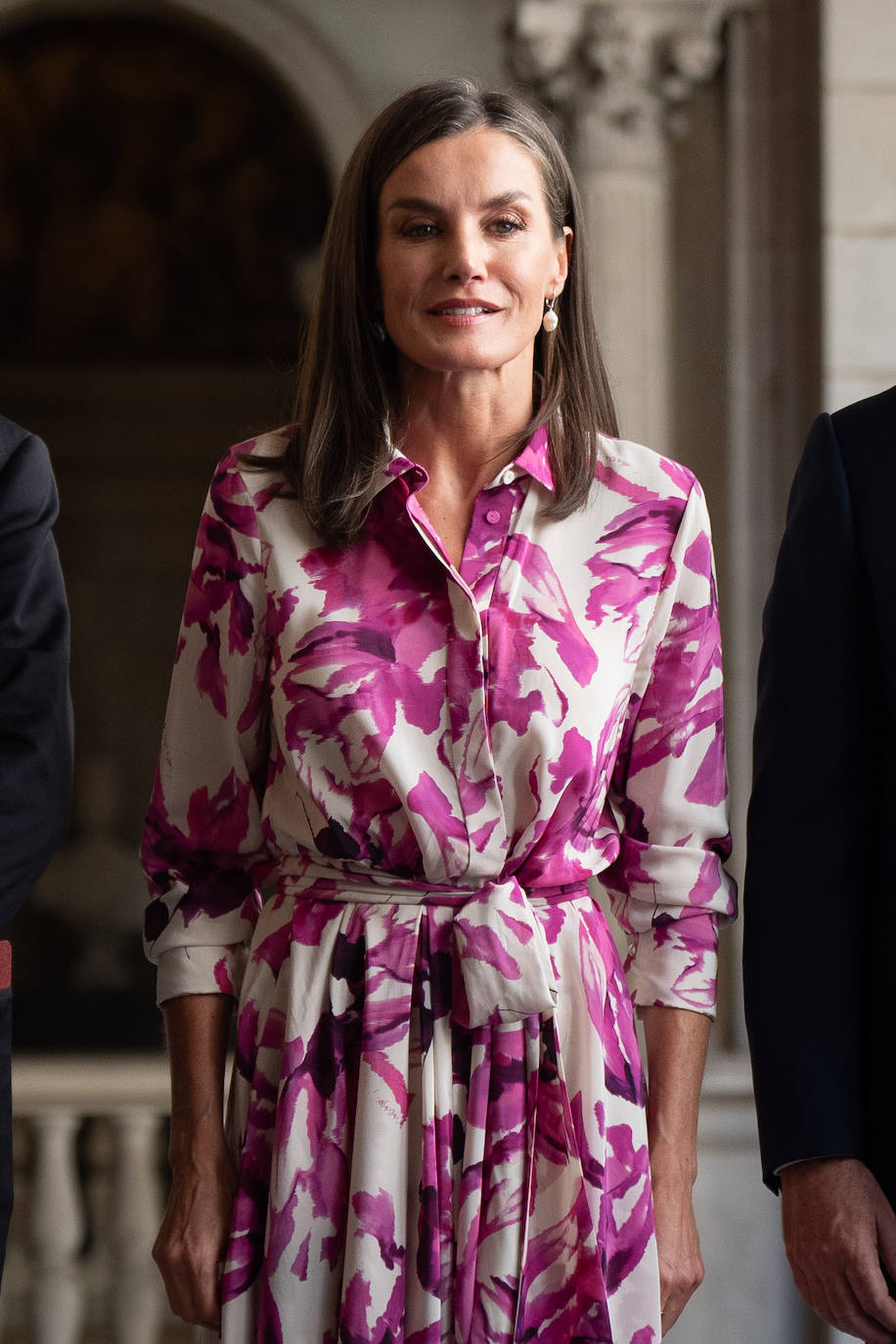 La Reina Letizia se rinde a uno de los colores de moda, el buganvilla