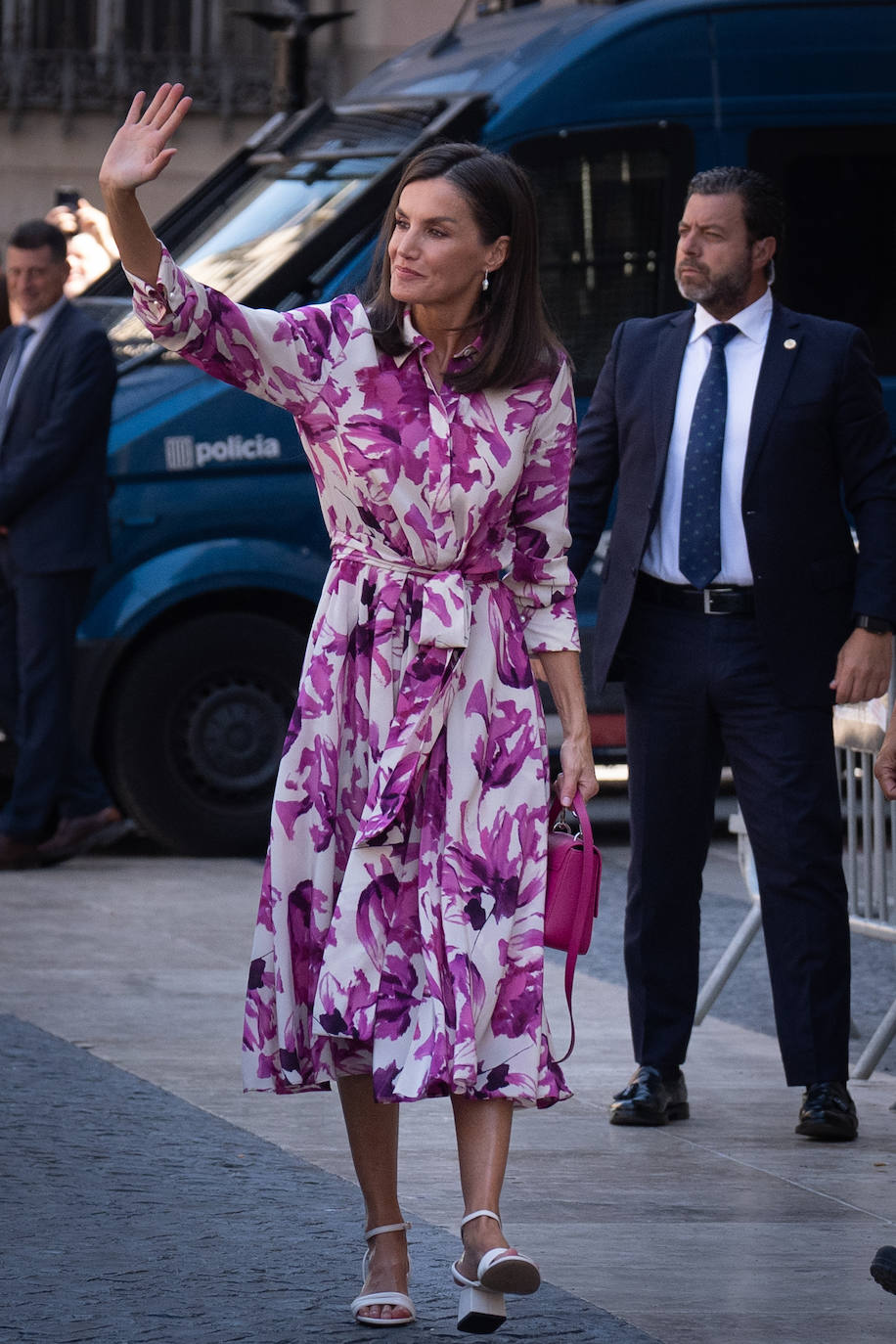 La Reina Letizia se rinde a uno de los colores de moda, el buganvilla