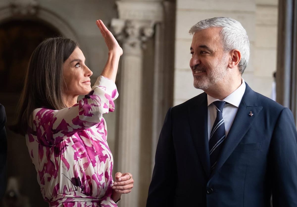 La Reina Letizia se rinde a uno de los colores de moda, el buganvilla